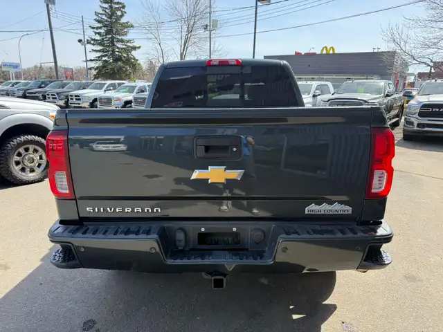 2017 Chevrolet Silverado 1500 HIGH COUNTRY CREWCAB 4X4/ 6.2L V8 - Photo 4
