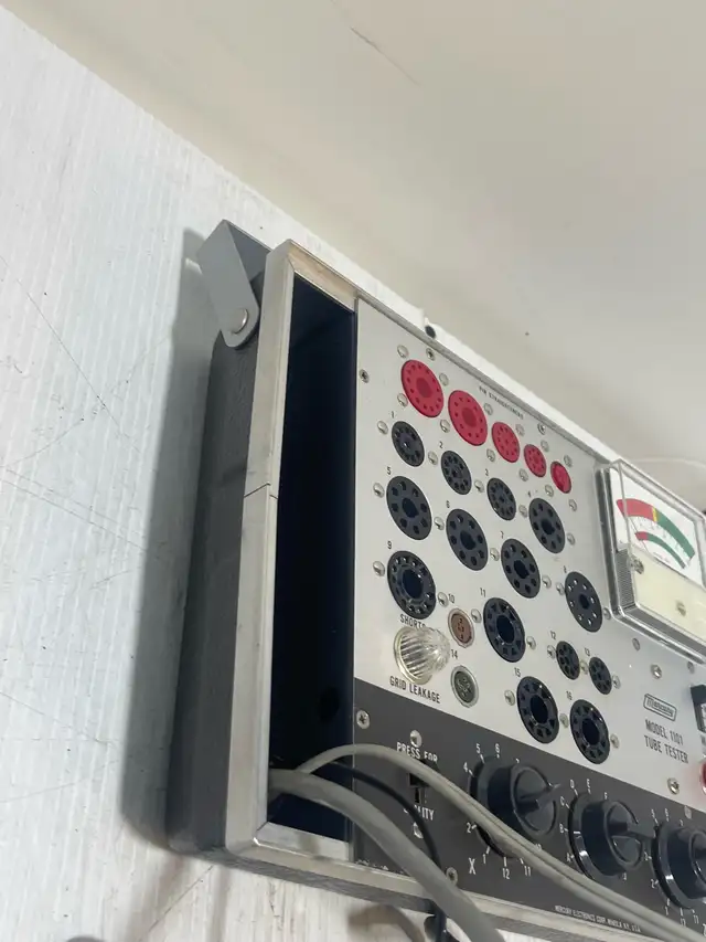 Hickok 1101 Tube Tester - Photo 3