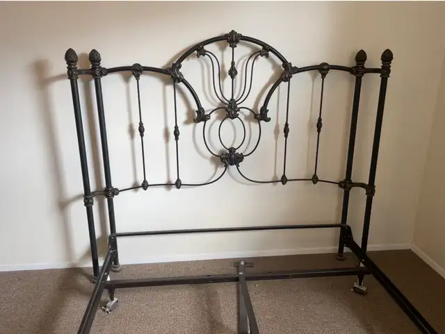 Victorian era reproduction Bed - Photo 2
