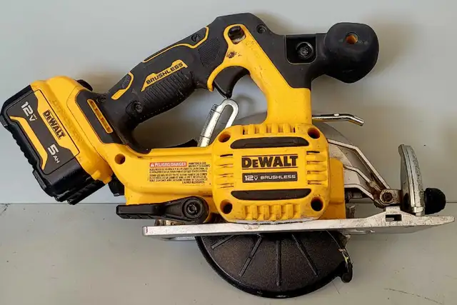 12V DeWalt 5 3/8' Circular Saw Kit DCS512JI (30802047) - Photo 2