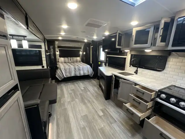 Bunkhouse Travel Trailer – Clean & Spacious - Photo 15
