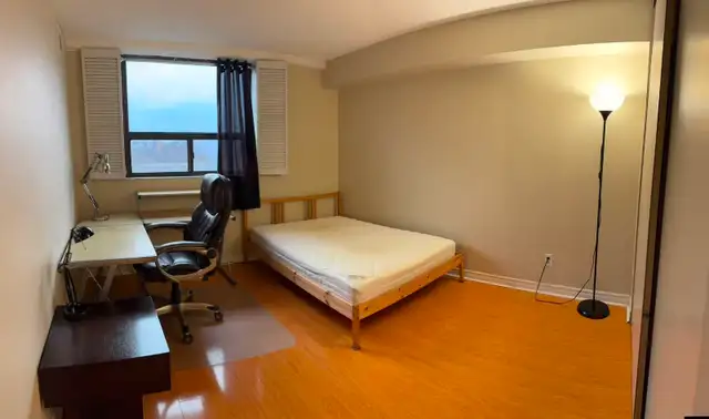 Large Furnished Room in Two Bedroom Condo Downtown Toronto - Photo 2