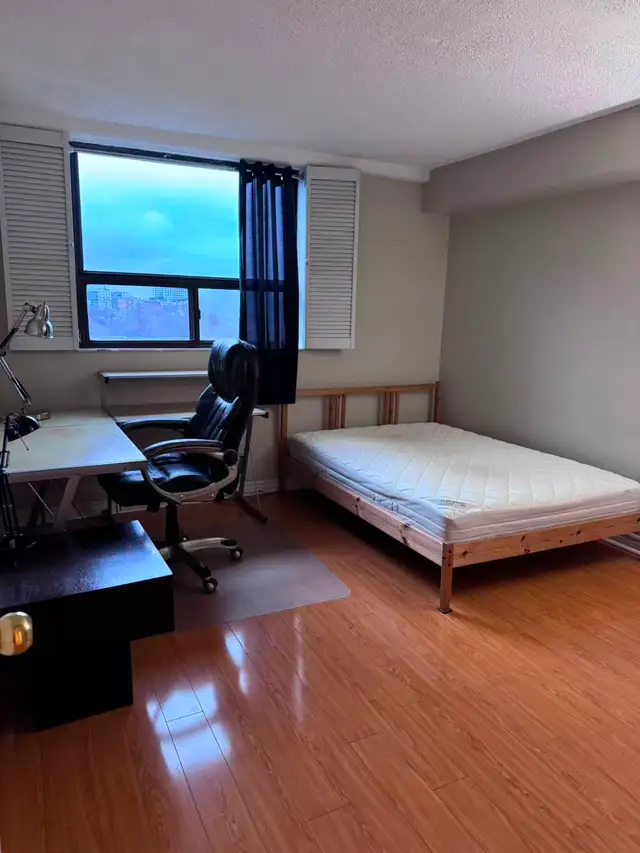 Large Furnished Room in Two Bedroom Condo Downtown Toronto - Photo 4