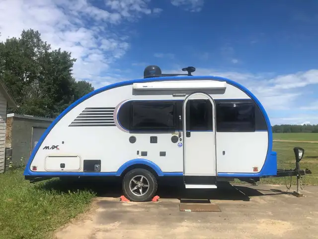 Travel trailer - Photo 2