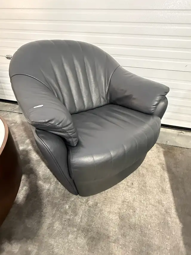 Natuzzi leather rocking swivel chair