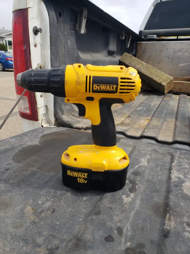 Dewalt power drill. - Photo 3