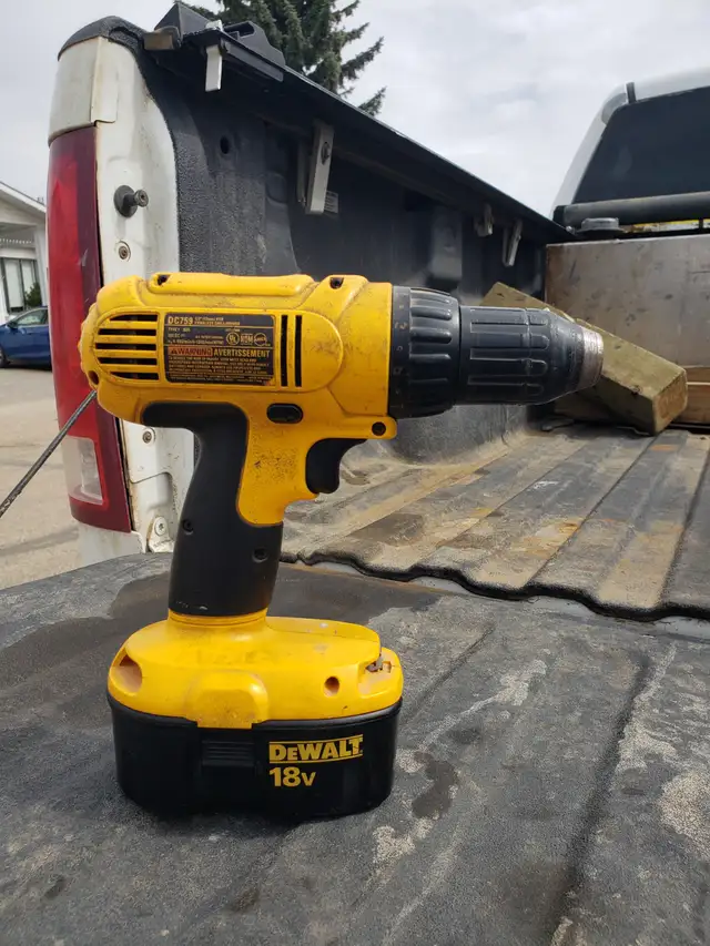 Dewalt power drill. - Photo 4