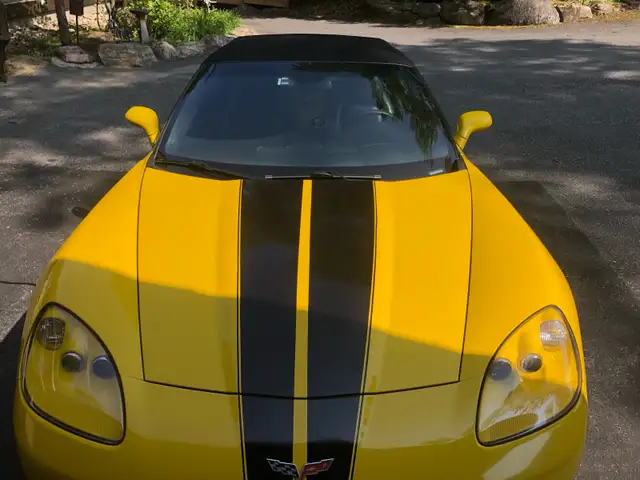 Gorgeous 2010 Chevrolet Convertible - Photo 2