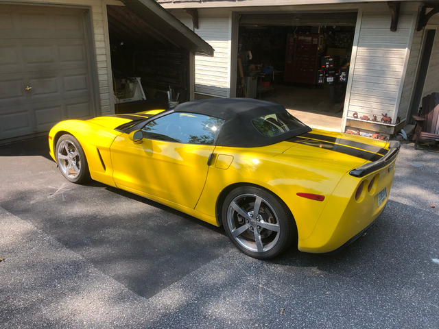 Gorgeous 2010 Chevrolet Convertible - Photo 4