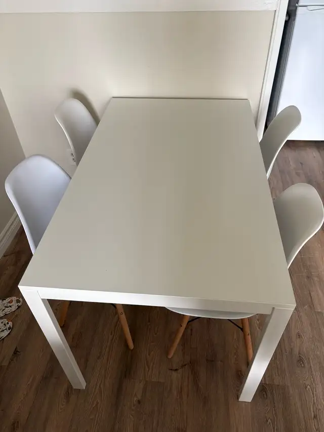 Dining Table & Chairs