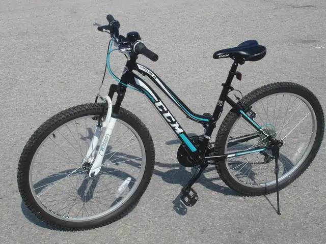 BIKE USED ONCE FEMALES 26' CCM HARDLINE 21 SPD WITH SUSPENSION! - Photo 2