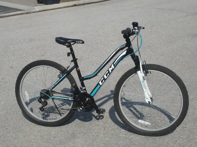 BIKE USED ONCE FEMALES 26' CCM HARDLINE 21 SPD WITH SUSPENSION! - Photo 3