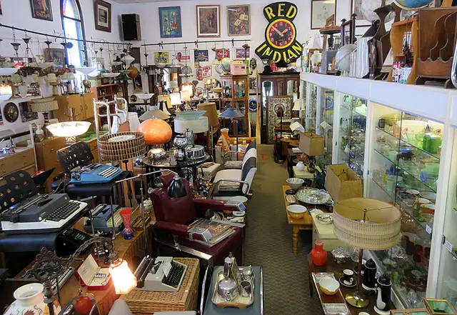 SAUBLE BEACH ANTIQUES & 21st CENTURY COLLECTIBLES - Photo 2