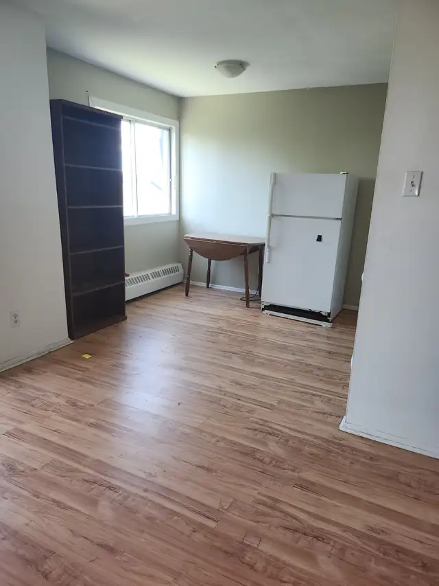 2 ½ , style loft, chauffé, rénové pour le 1 juilllet 2026