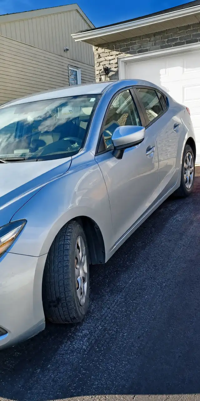 Mazda 3, très bas kilométrage, jamais accidentée - Photo 4