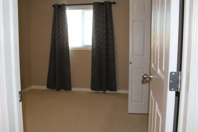 Spacious 3 Bed, 2.5 Bath Home in Terwillegar Towne - Photo 4