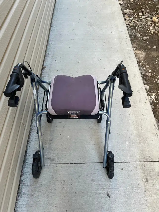ADULT WALKER - Photo 2