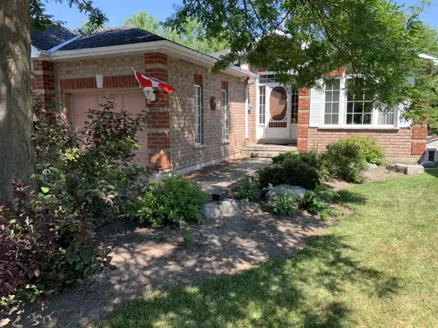 4 Bedroom, 3 Bath House on private, quiet ravine lot - Photo 2