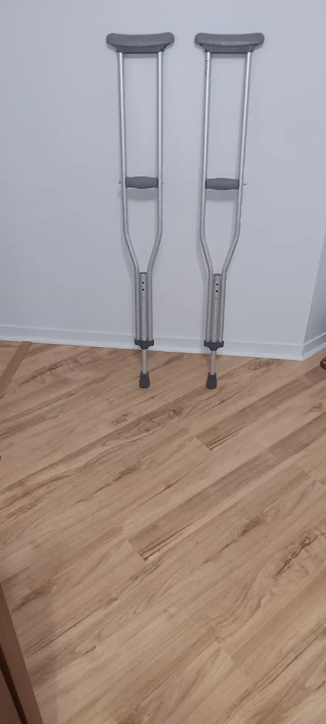 Béquilles neuves en aluminium, ajustables aux aisselles