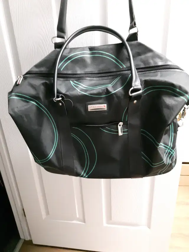 SAC NEUF À VOYAGE NOIR VERT, AIR CANADA 16'x23'LARGE: $25.00 - Photo 2