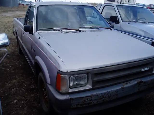 1986 Mazda B2000 Reg Cab Longbox - Photo 2