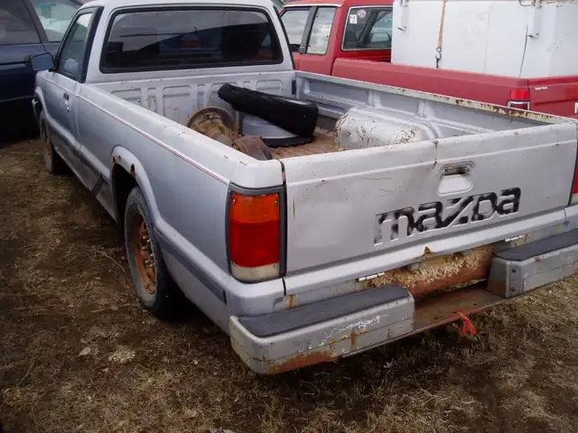 1986 Mazda B2000 Reg Cab Longbox - Photo 3