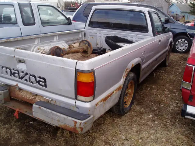 1986 Mazda B2000 Reg Cab Longbox - Photo 4