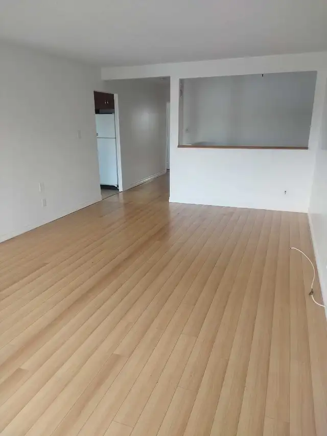 $2400 - 3 Bedroom Upper Level Semi Brampton - Photo 2