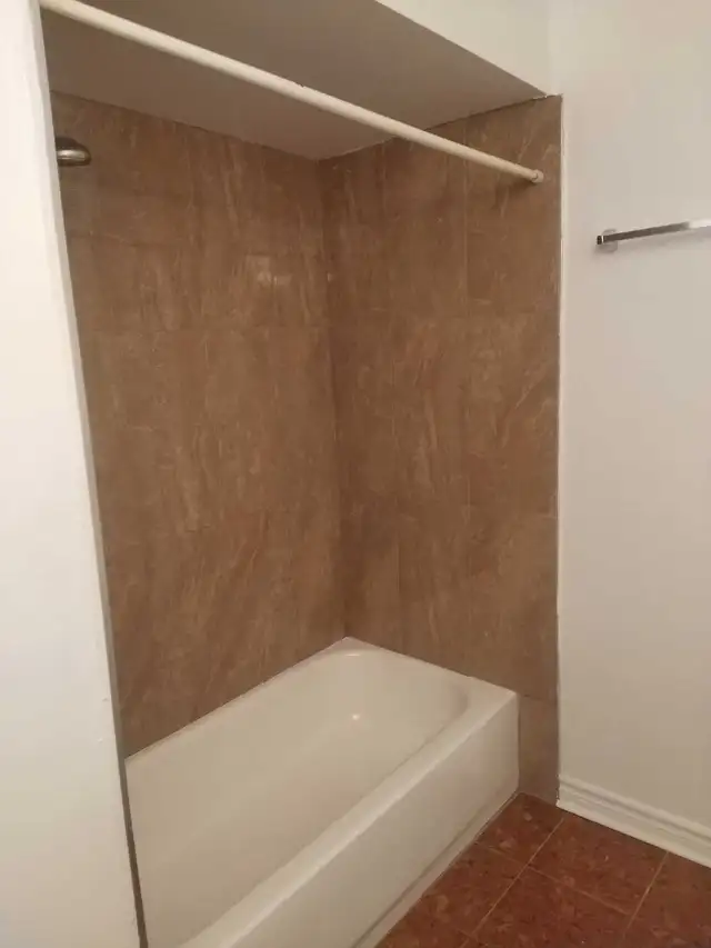 $2400 - 3 Bedroom Upper Level Semi Brampton - Photo 7