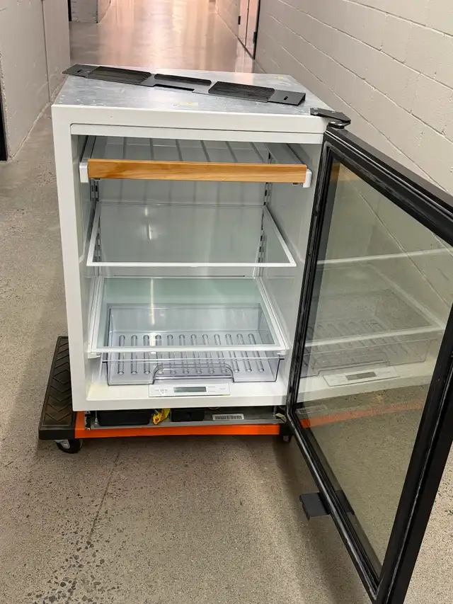 SubZero 24' Beverage center UC-24BG/O - Photo 2
