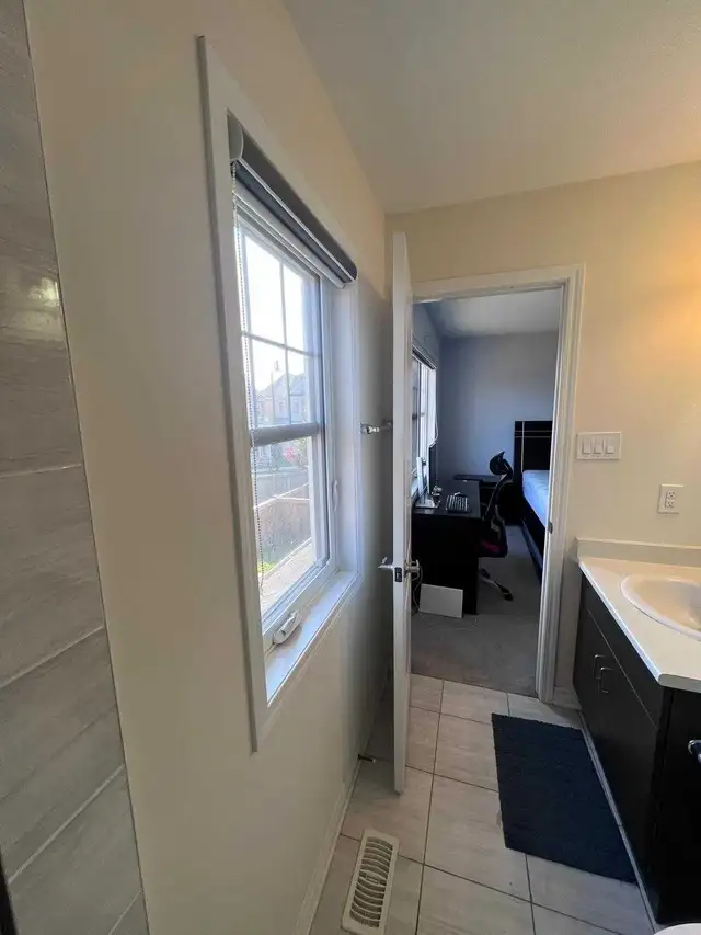 big room upper floor for Rent- Bovaird & Mississauga rd - Photo 2