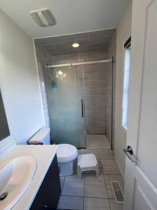 big room upper floor for Rent- Bovaird & Mississauga rd - Photo 3
