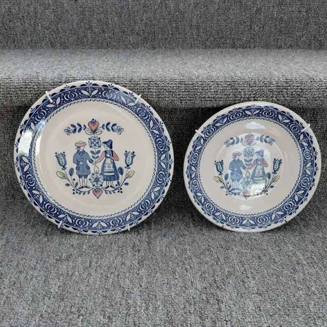2 assiettes décoratives antiques à suspendre