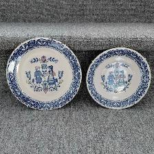 2 assiettes décoratives antiques à suspendre