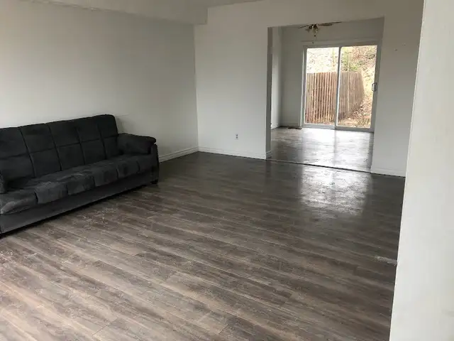 ELLIOT LAKE: 3 Bedroom Townhouse w garage, yard, basement - Photo 3