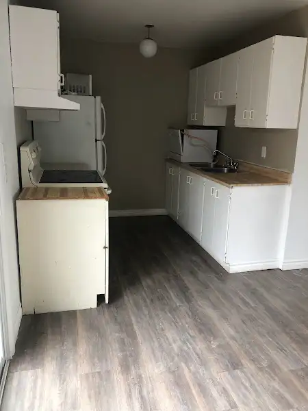 ELLIOT LAKE: 3 Bedroom Townhouse w garage, yard, basement - Photo 4