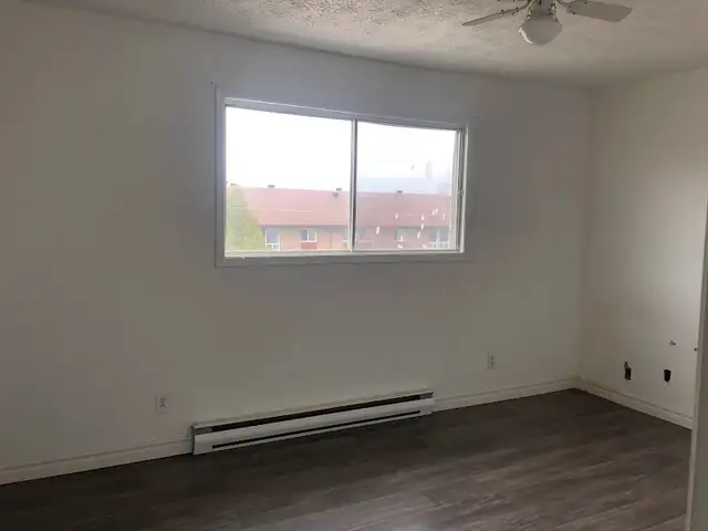 ELLIOT LAKE: 3 Bedroom Townhouse w garage, yard, basement - Photo 7
