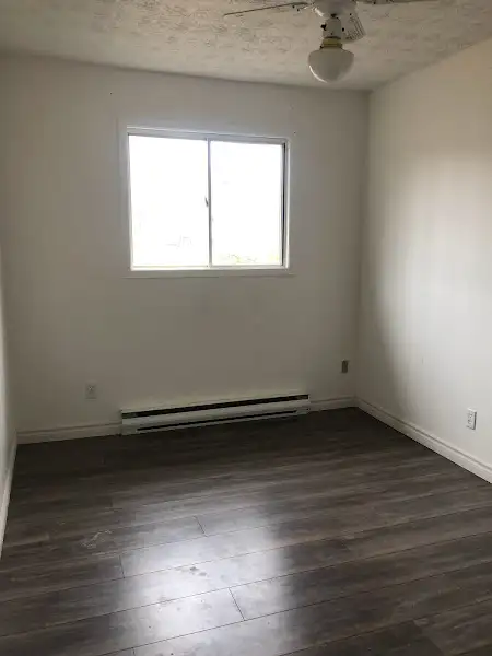 ELLIOT LAKE: 3 Bedroom Townhouse w garage, yard, basement - Photo 9