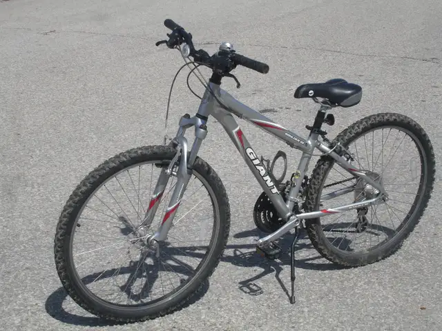 IT'S A SMALL GIANT 26' GIANT BUILDER LIGHT 21 SPD   SUSPENSION!