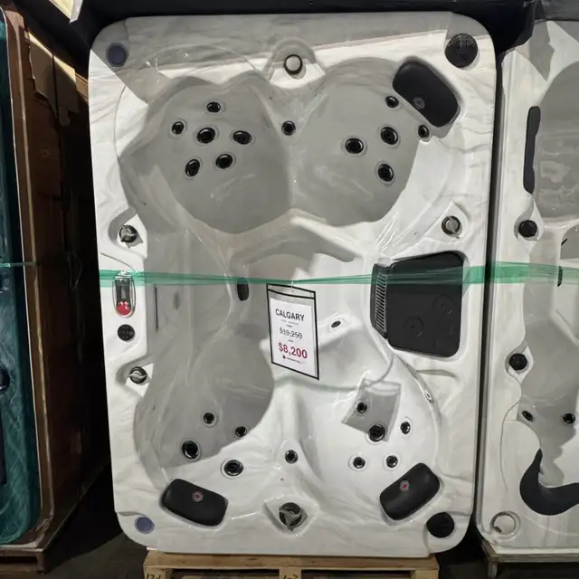 4 Person Calgary Plug n Play Hot Tub Floor Model