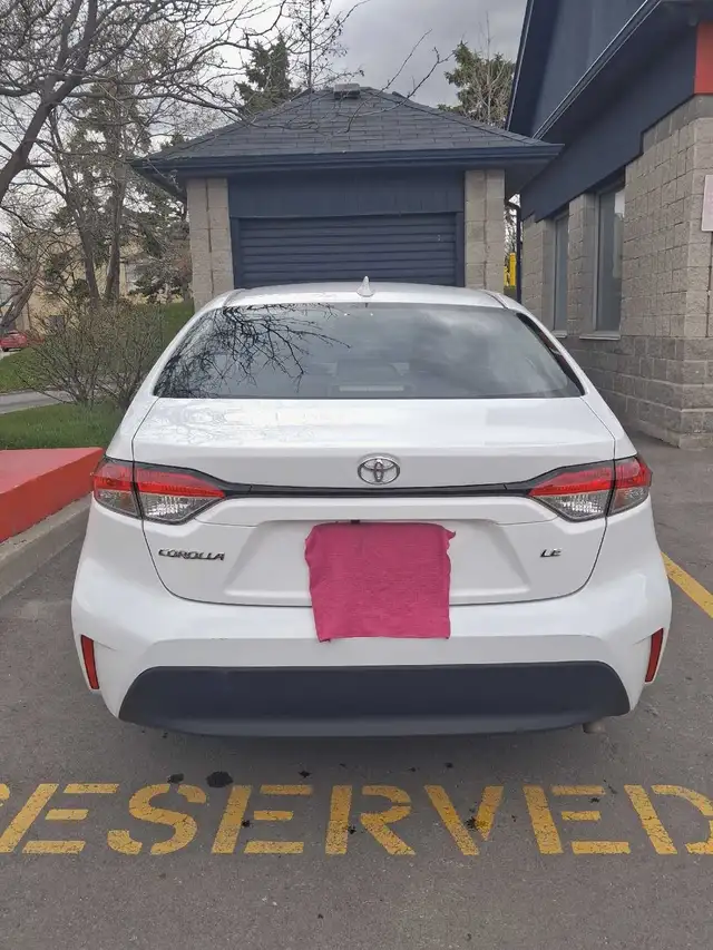 Toyota Corolla LE - Photo 2