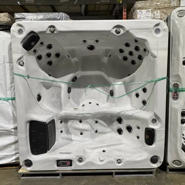Floor Model ThunderBay 6 Person Hot Tub