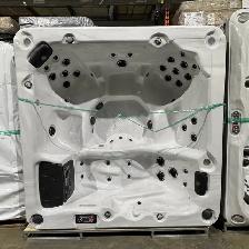 Floor Model ThunderBay 6 Person Hot Tub
