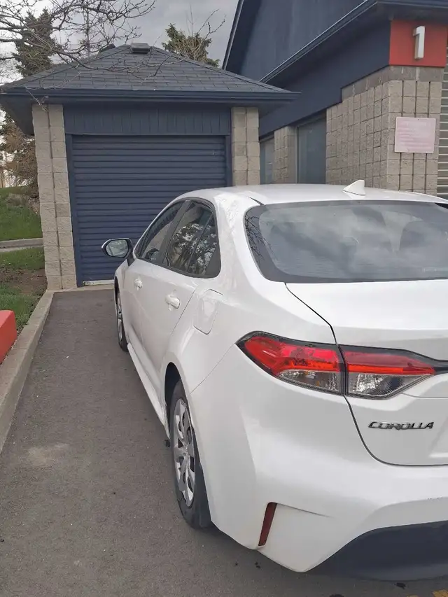 Toyota Corolla LE - Photo 5