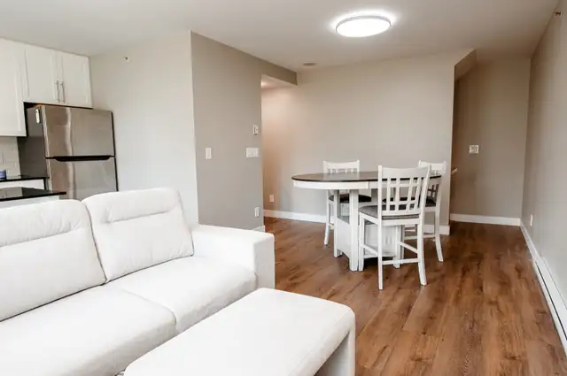 Sleeps 6 - Yaletown Townhouse-Style Condo - Photo 2