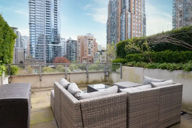 Sleeps 6 - Yaletown Townhouse-Style Condo - Photo 10
