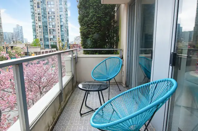 Sleeps 6 - Yaletown Townhouse-Style Condo - Photo 12