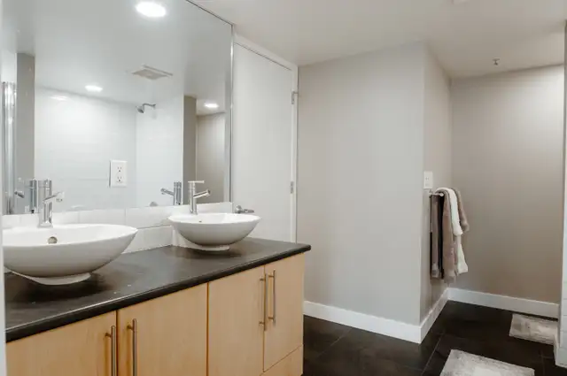 Sleeps 6 - Yaletown Townhouse-Style Condo - Photo 16