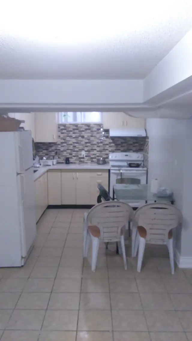 Private Bed Rooms for rent $650 (steeles and Hurontario) - Photo 2