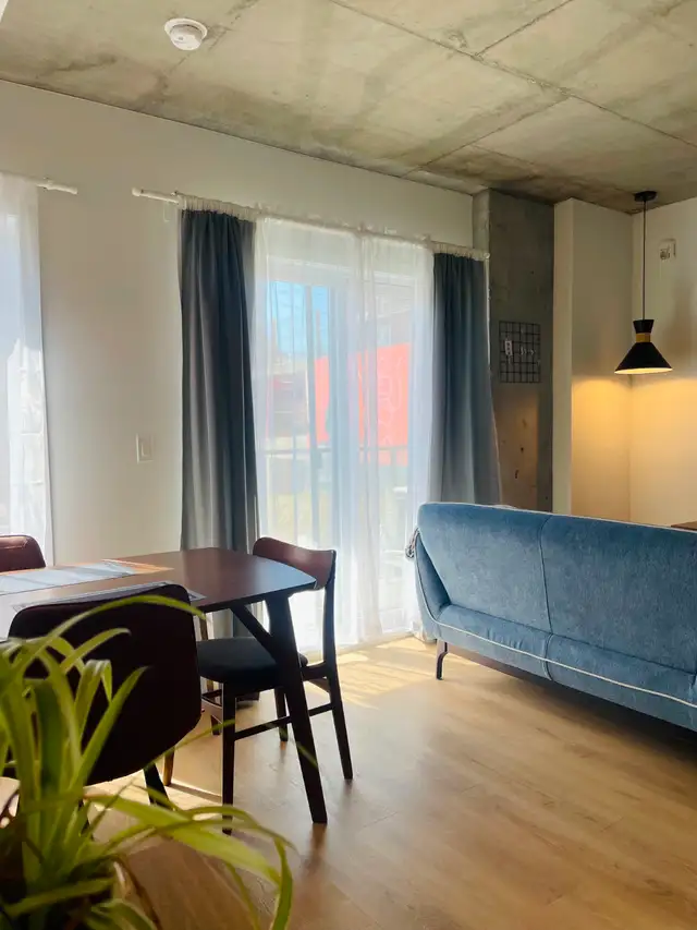 3 1/2 neufs, tout meublés, balcon, terrasse, stationnement int. - Photo 2